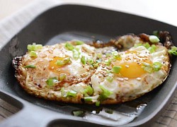 5 phút có ngay món trứng ốp ăn kèm bánh mì ngon mê ly