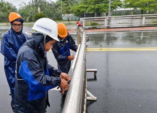 Bão Noru: Đà Nẵng dựng rào chắn 'đóng' cầu Thuận Phước vì gió quá lớn