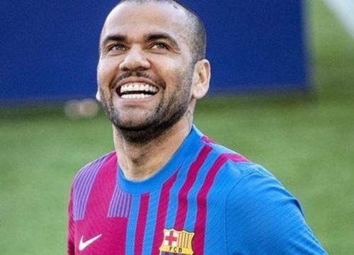 Dani Alves có hiềm khích với Ronaldo