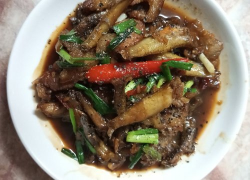 Gió đưa gió đẩy về rẫy ăn còng, về sông ăn cá, về đồng ăn cua...