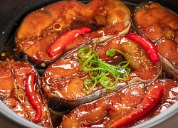 Kho cá dừng đổ nước lã vào nồi: Đây mới là thứ giúp cá nhừ xương mà vẫn chắc thịt