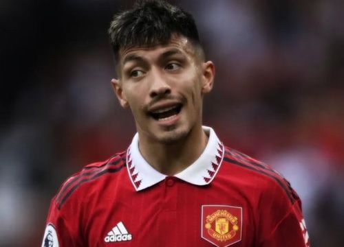 Lisandro Martinez phản ứng khi bị Carragher chê bai