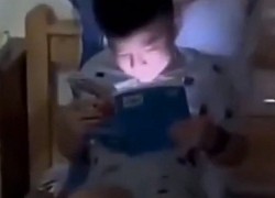 Mẹ lật tẩy màn giả vờ đọc sách của con trai