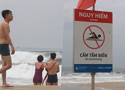 Nhiều người dân Đà Nẵng bất chấp tắm biển dù có bảng cấm, lực lượng cứu hộ thổi còi cảnh báo