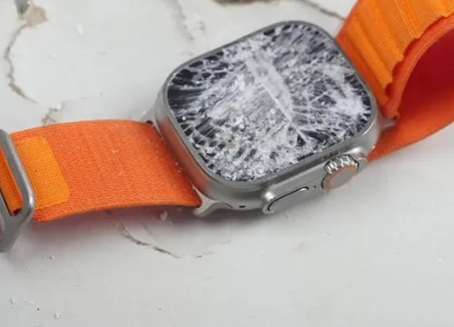 'Tra tấn' Apple Watch Ultra, màn hình sapphire cường lực đọ sức với búa