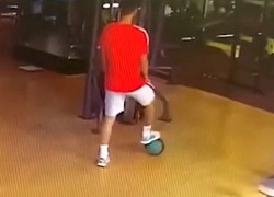 Tưởng quả bóng, cô gái đau điếng khi đá phải cục sắt