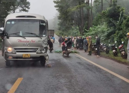 Xe khách tông 2 học sinh thương vong trên đường đến trường