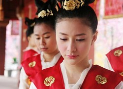 Cung nữ mỗi sáng tranh nhau làm việc gì cho hoàng đế Trung Quốc?