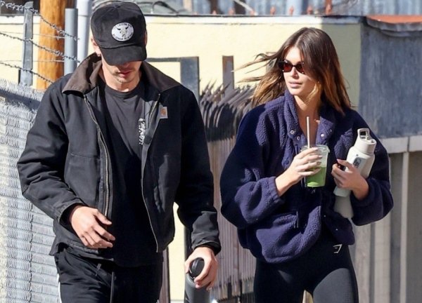 Mẫu 9X Kaia Gerber để mặt mộc xinh đẹp đi chơi cùng bạn trai