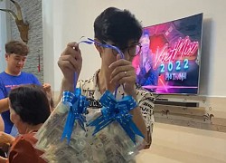 Mẹ được tặng cả bó hoa tiền cùng "sợi dây chuyền" trĩu cổ
