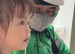Nhìn thấy màu áo quen thuộc, cô bé liền chạy lại hỏi để xem có phải ba