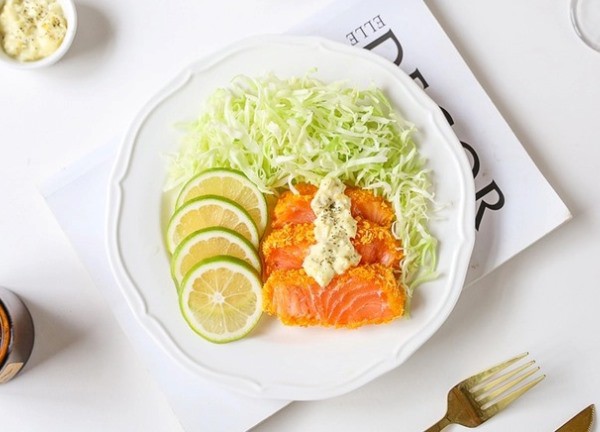 Tuyệt chiêu cho món cá hồi chiên mềm mướt bên trong, giòn thơm bên ngoài