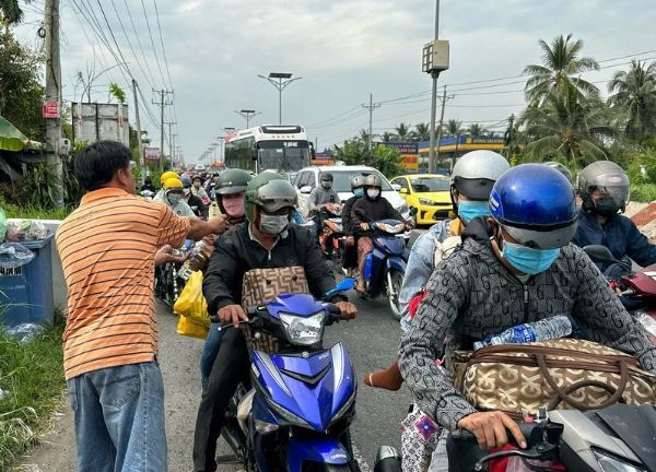 Người đàn ông miền Tây "chơi lớn" phát nước cho dòng xe lên thành phố