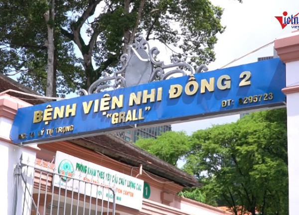 Bé 3 tuổi tử vong sau khi ngã vào hồ cá ở quán cà phê