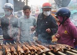 Người bán cá lóc nướng vỉa hè có thu nhập khủng trong ngày Thần Tài