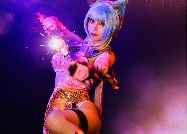 Dân mạng mê mẩn với phiên bản cosplay xạ thủ Violet Pháo Hoa Neon siêu lung linh