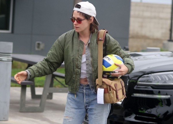 Kristen Stewart đội mũ ngược, diện đồ "cực ngầu" trở về nhà cùng bạn gái