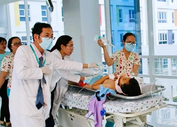 Vào công trình xây dựng chơi, bé 7 tuổi bị máy trộn bê tông nghiền nát cánh tay