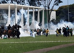 Người ủng hộ cựu Tổng thống Bolsonaro tràn vào Quốc hội Brazil