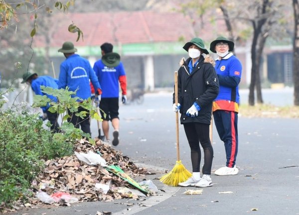 Sinh viên tình nguyện dọn dẹp sân Mỹ Đình trước bán kết lượt về AFF Cup 2022