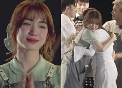 Hòa Minzy rơi nước mắt khi một cặp đôi cầu hôn, fan xót xa: "Mong chị cũng hạnh phúc"