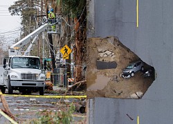 Những hố sụt mở 'miệng' nuốt ô tô trong lúc bão hoành hành California