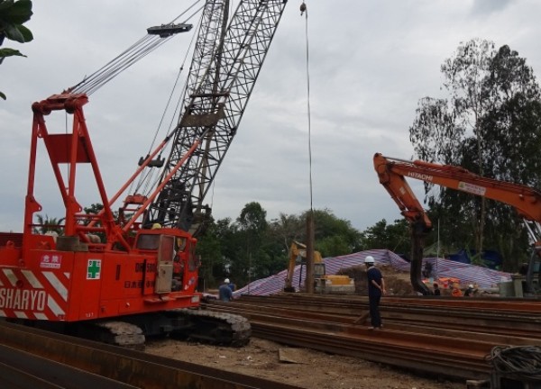 Bé trai lọt xuống trụ bê tông sâu 35m: Khó khăn khi đào đất sét cứng