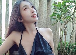 Đỏ mặt hot girl cố tình vén áo khoe vòng 1 giữa trời đông