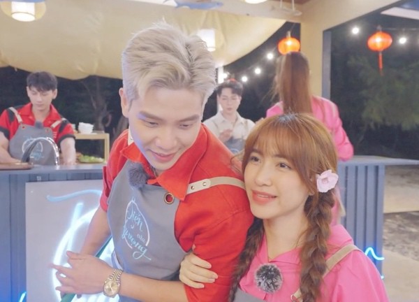 'Bà Hoà Vlog' debut, sơ hở là phỏng vấn dàn cast 'Biển của Hy vọng' trước khi nghỉ Tết