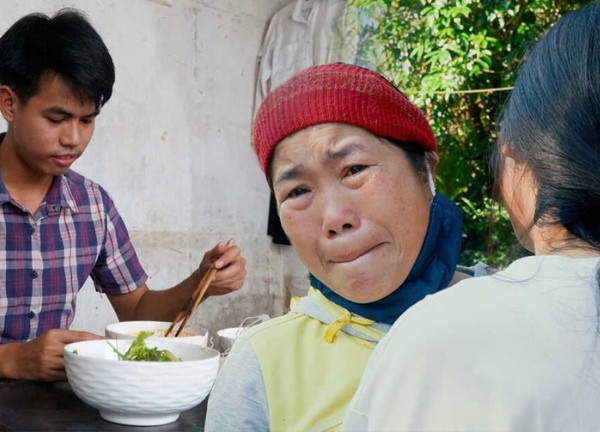 Sinh viên nghèo ngậm ngùi ăn Tết xa nhà vì không có tiền mua vé xe