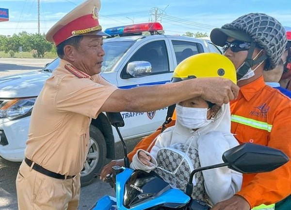 CSGT hỗ trợ bà con về quê: "Chỉ mong mọi người có Tết ấm no"