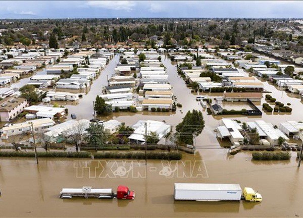 Tổng thống Mỹ thị sát khu vực ven biển bị bão tàn phá tại bang California