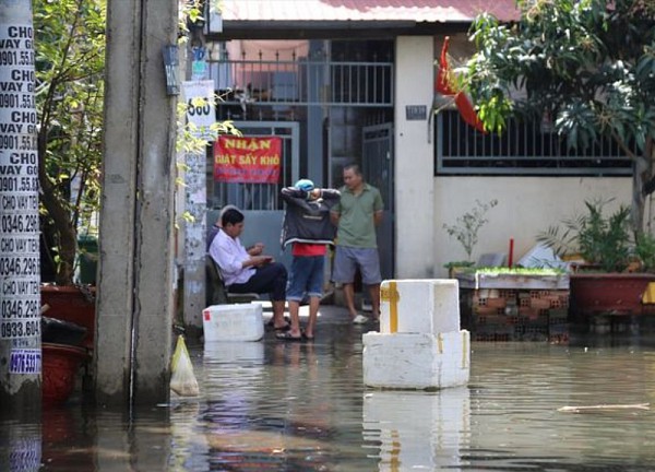 Triều cường kéo đến, người Sài thành chuẩn "tiền vô như nước" đầu năm