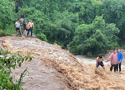 Chư Pưh: Cứu hộ an toàn 4 cháu bé mắc kẹt giữa dòng nước dữ