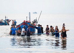 Du khách kéo ghe cùng ngư dân trên biển Vũng Tàu