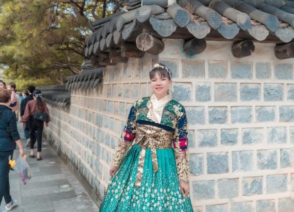 Nghệ nhân Hồ Thị Thanh Hương diện trang phục Hanbok dạo chơi ở xứ sở Kim Chi