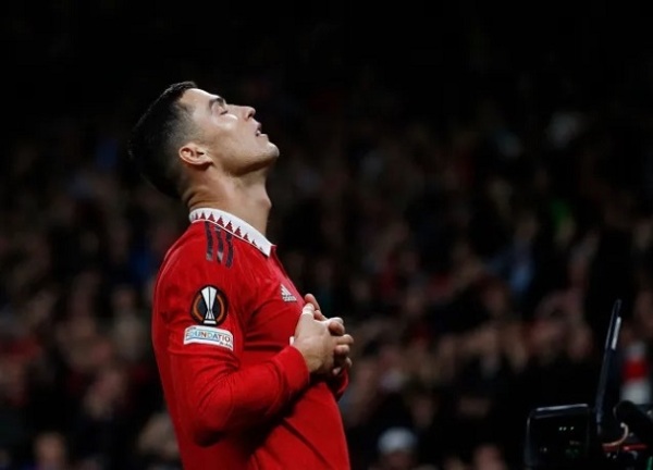 Quá chán Ronaldo, Garnacho ra tay với cái điện thoại