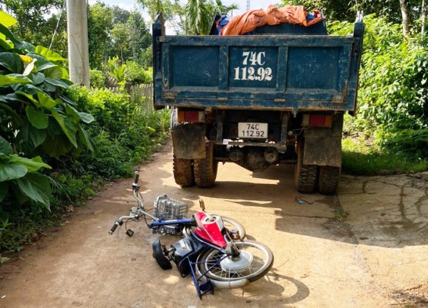 Quảng Trị: Gặp tai nạn trên đường đi học, chị tử vong, em gãy chân