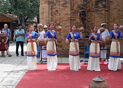 Tháp Chăm hơn nghìn năm tuổi trang trí đá và gốm, ai tới Nha Trang cũng phải ghé