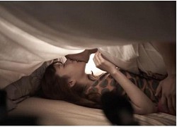 Chàng đặt nụ hôn vào đây, chứng tỏ rất yêu nàng!