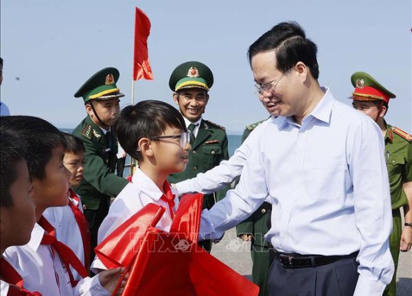 Chủ tịch nước Võ Văn Thưởng thăm quân và dân huyện đảo Cô Tô