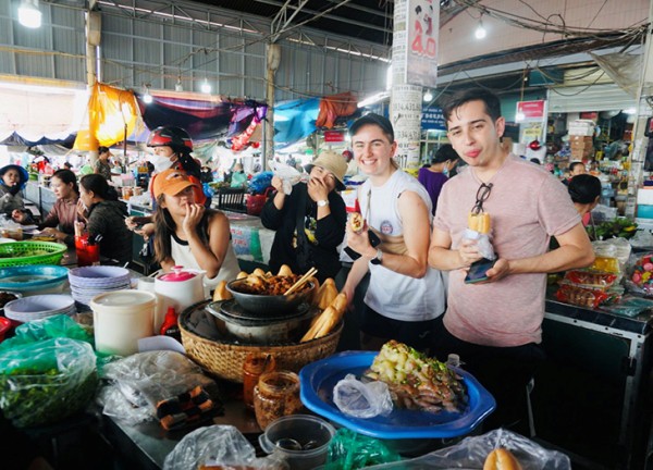 City tour khám phá thành phố bên sông