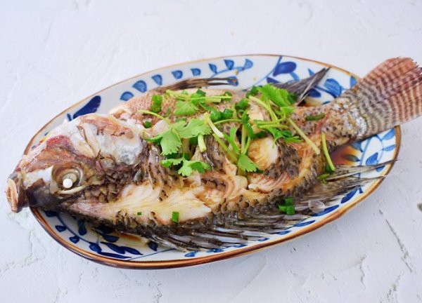 Con cá này dày thịt ít xương giá lại rẻ, chỉ khoảng 50.000 đồng/kg, hấp lên thơm ngọt hợp ngày mát trời