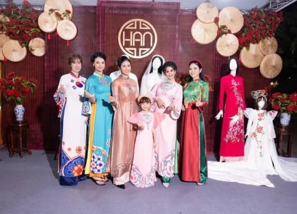 Con gái Hồng Quế tự tin diễn thời trang cho mẹ đỡ đầu Ngọc Hân