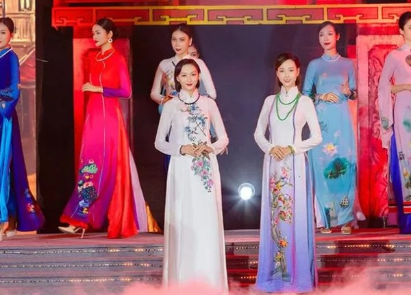 Giới thiệu bộ sưu tập áo dài lấy cảm hứng từ Thăng Long xưa và tranh Hàng Trống