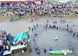 Hàng ngàn người tham gia ngày hội Mùa nước nổi ở An Giang