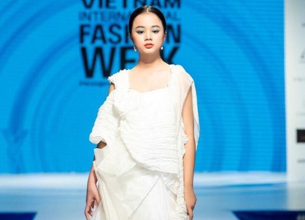 Mẫu nhí Maika Ngọc Khánh sải bước kiêu sa cùng Á hậu Hương Ly
