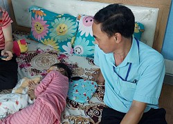Mẹ kịp thời cứu con gái bị 2 con chó béc giê tấn công