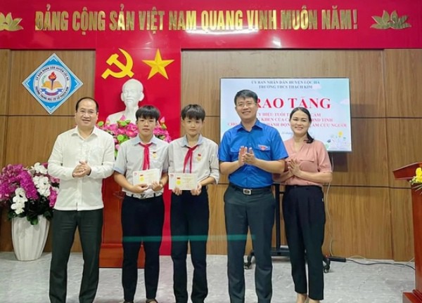 Tặng Huy hiệu 'Tuổi trẻ dũng cảm' cho 2 học sinh cứu người đuối nước