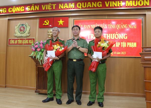 Khen thưởng đột xuất thành tích truy bắt các đối tượng bắn người